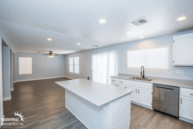 Building Photo - Stunning 3Bdm 2.5Ba Two Story Home in Moun...