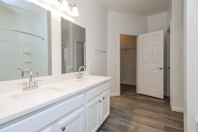 Building Photo - 1830 E Omega Dr