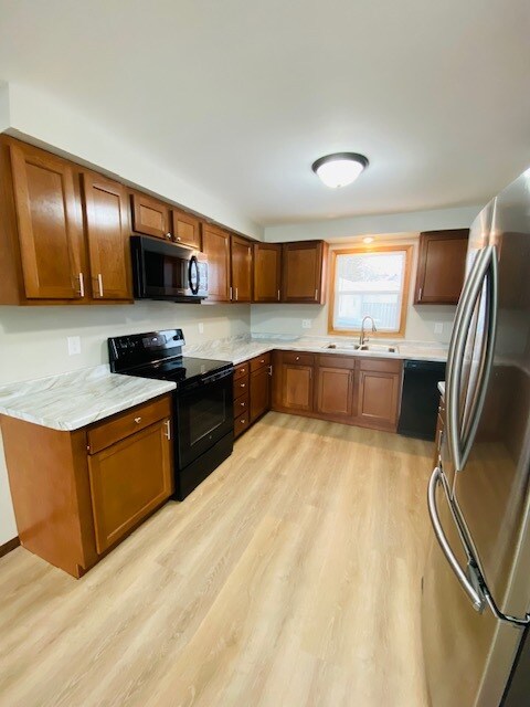 Building Photo - 648 Fern St