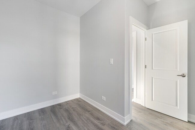 Building Photo - 7622 N Eastlake Ter