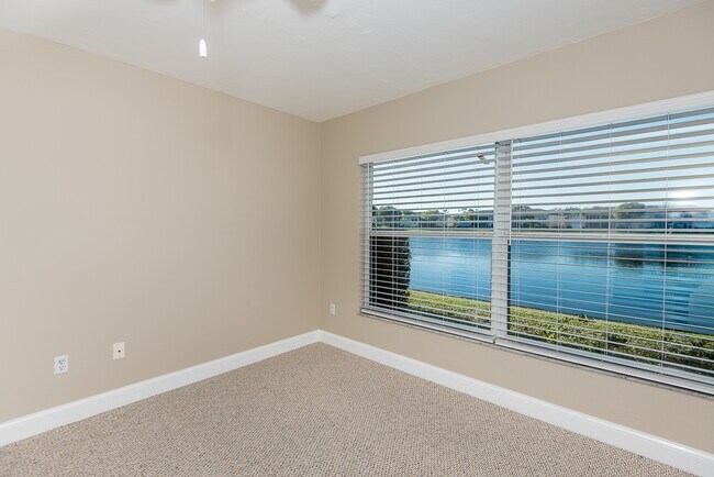Building Photo - UPDATED GROUND FLOOR CONDO CLOSE TO 1-75