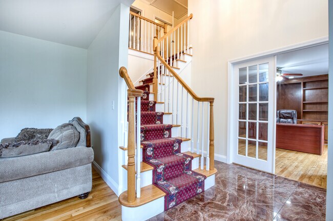 Building Photo - 9 Mayflower Ln
