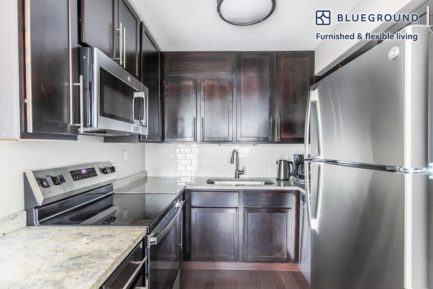 Building Photo - 77 W Huron St