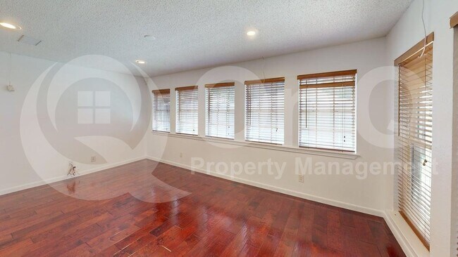 Building Photo - 217 Creekside Ln