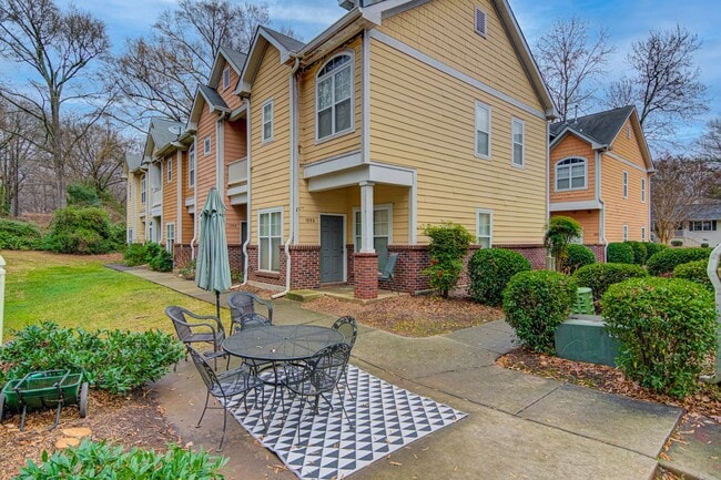Building Photo - Live off Central Ave. in END UNIT 2 bed/2....
