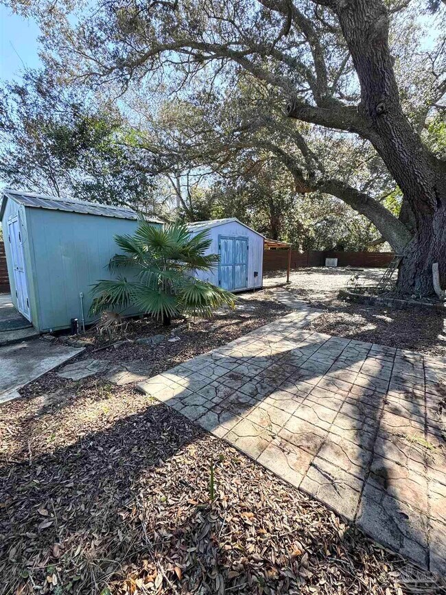 Building Photo - 1010 Hawthorn Dr