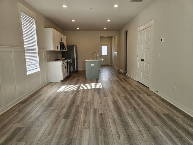 Building Photo - 645 Birdie Dr