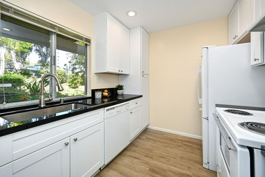 Building Photo - 23732 Hillhurst Dr