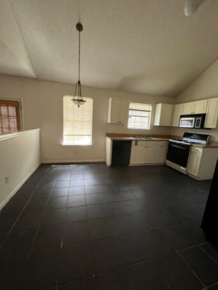 Building Photo - 5420 Sapphire Cir