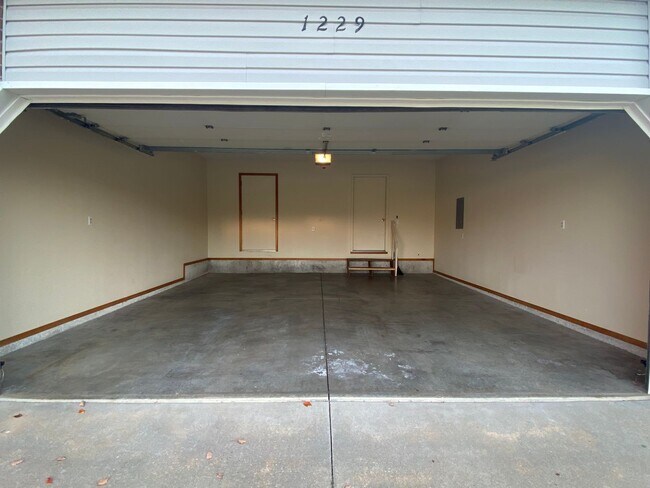 Building Photo - 1231-1231 Bluegrass Rd