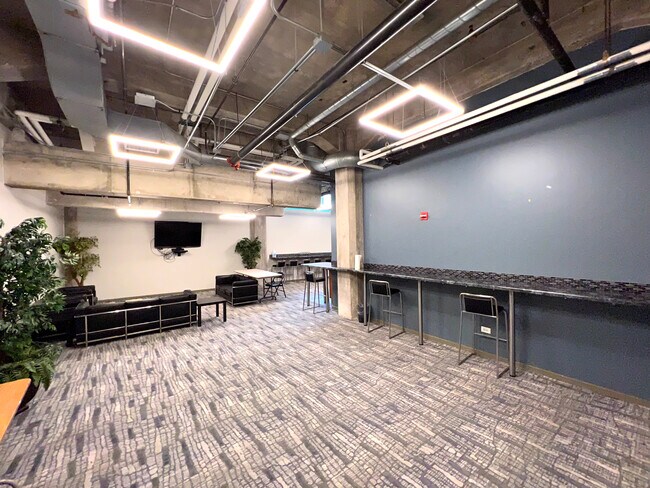 Building Photo - 210 S Desplaines St