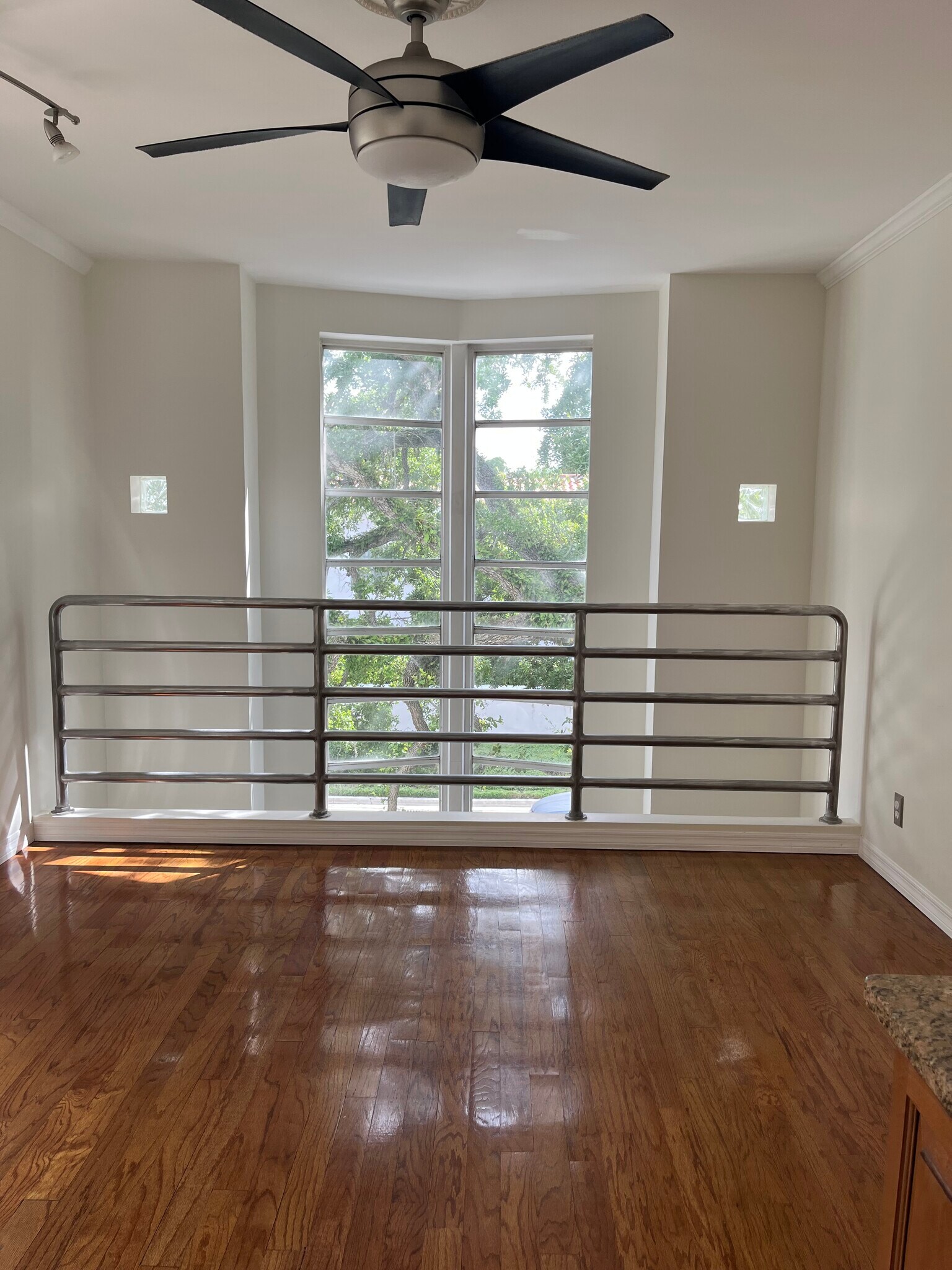 Den / Dining Area - 4950 Bayshore Blvd