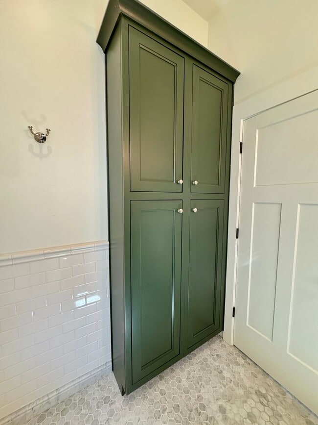 Building Photo - Custom Adorable Cottage Available in Folsom!
