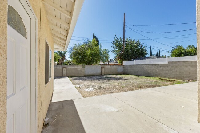 Building Photo - Spacious Mission Hills Home – Modern Comfort in a Prime Location!