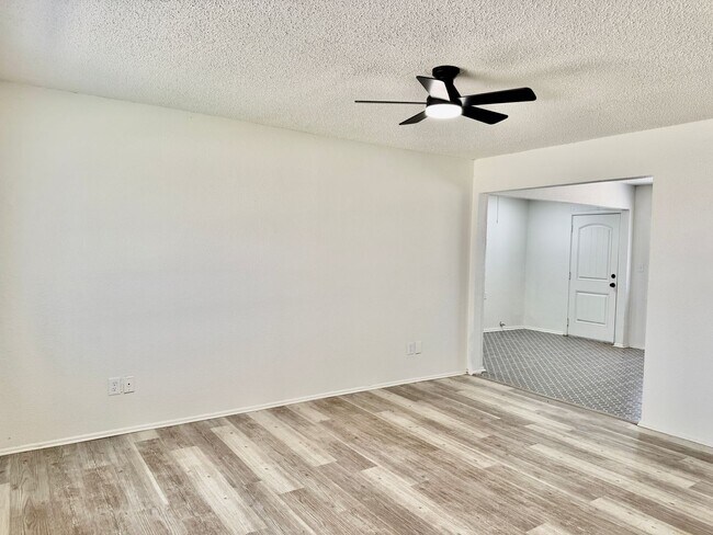 Building Photo - Updated 3/1.5 with Bonus Room in North by Northwest!