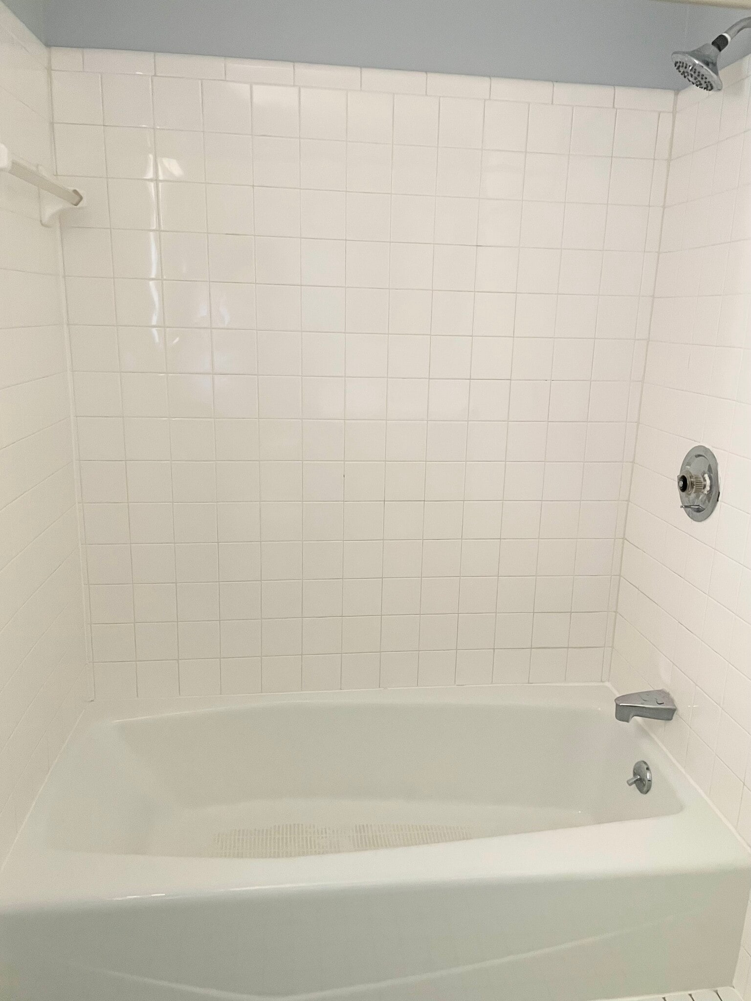 Bathtub shower combo - 1620 Graefield Rd