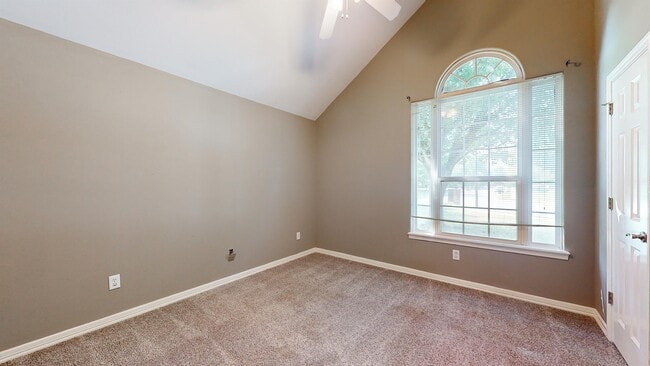 Building Photo - 952 Queen Annes Lace Dr