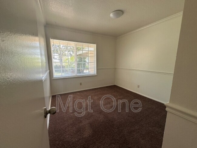 Building Photo - 7575 Skyview Rd