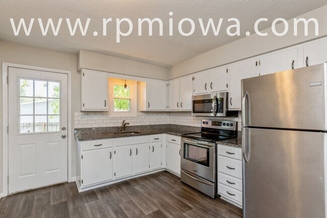 Building Photo - WONDERFUL RANCH HOME!! 2 Bed, 1 Bath Home in Ankeny