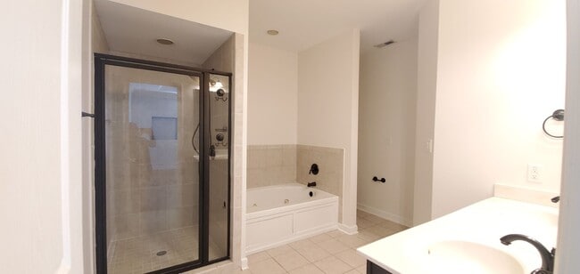 Building Photo - Townhouse  At West Park Place