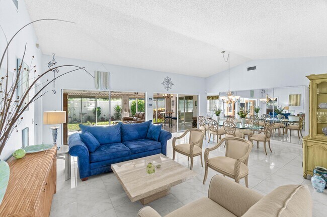 Building Photo - 10990 Greentrail Dr S