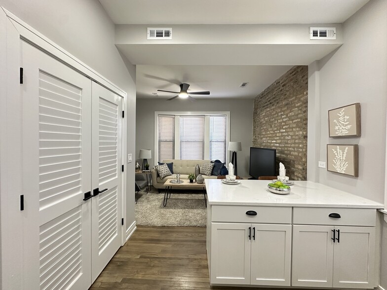 Building Photo - 3840 N Wilton Ave