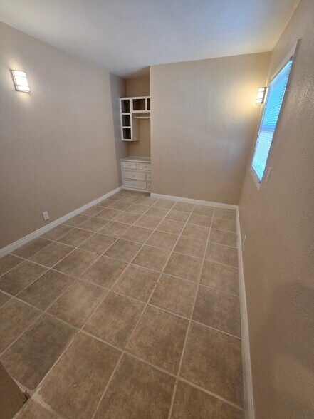 Primary Photo - 1166 E Burnett St