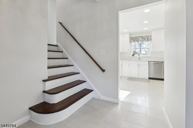 Building Photo - 287 Country Club Dr
