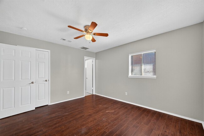 Building Photo - 811 Lochmoor Ln