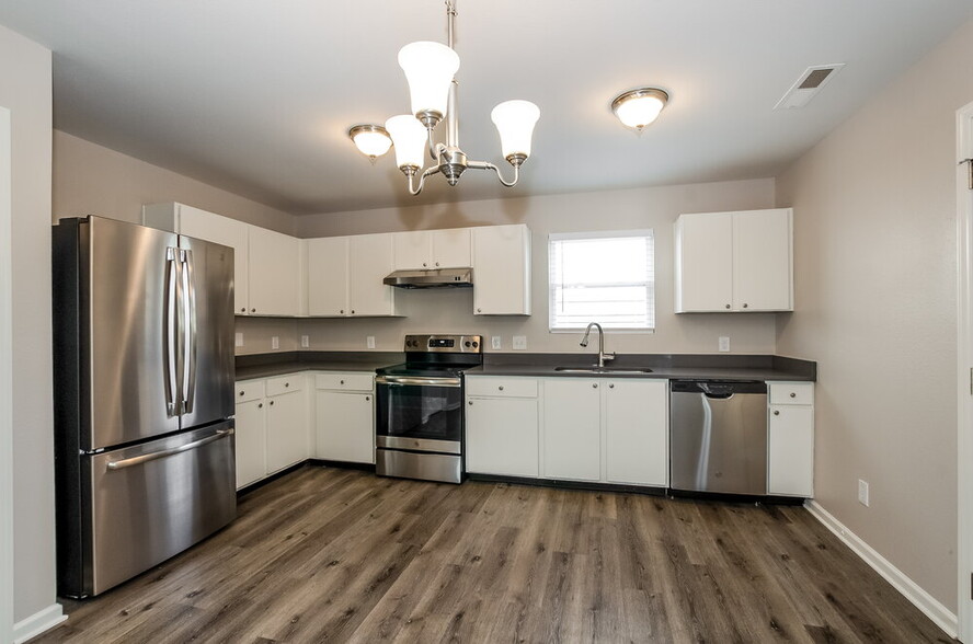 Building Photo - 7234 Fox Point Dr