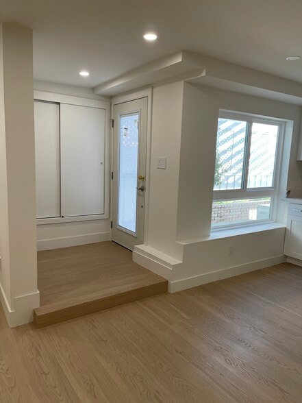 Building Photo - 633 Rocca Ave