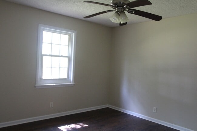 Building Photo - 1403 Greenbrier Ct