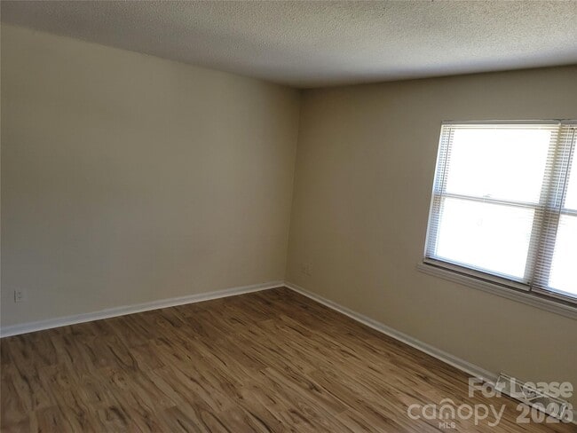 Building Photo - 5323 Chestnut Lake Dr