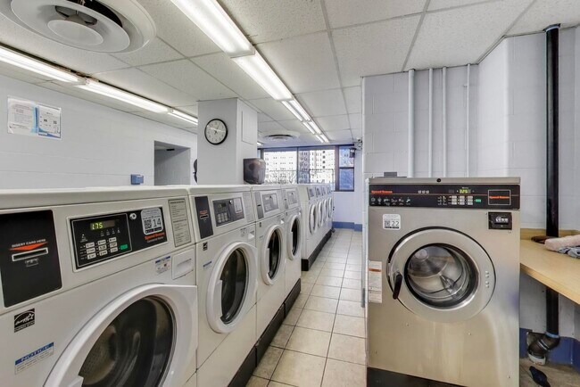 Building Photo - 5455 N Sheridan Rd