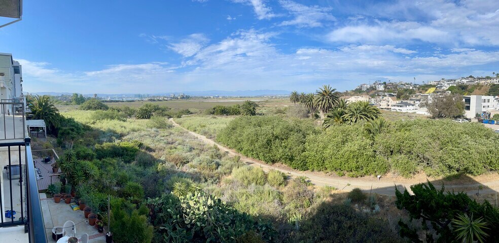 Building Photo - 6657 Vista Del Mar
