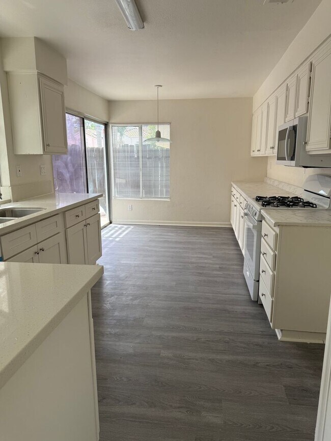 Building Photo - 23797 Lone Pine Dr