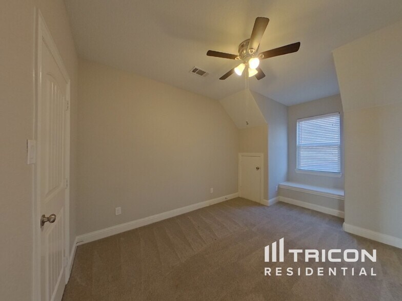 Building Photo - 11344 Live Oak Creek Dr