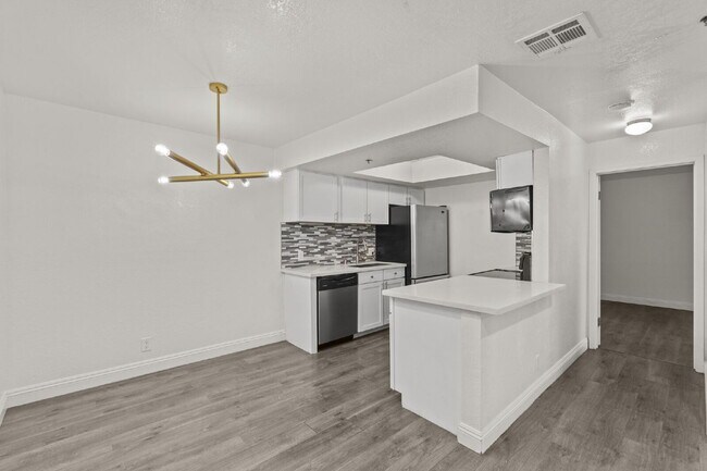 Building Photo - "Spacious 2-Bed, 2-Bath Condo Retreat in the Heart of Las Vegas!"