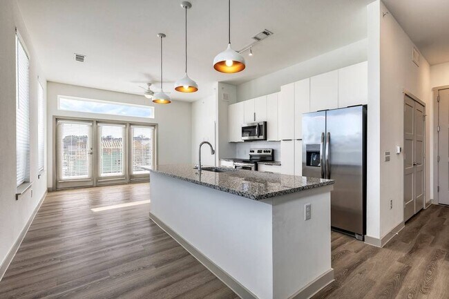 Building Photo - 1700 Willow Creek Dr