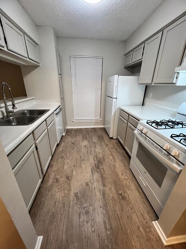 Building Photo - Newly Renovated Duplex - Northwest San Ant...