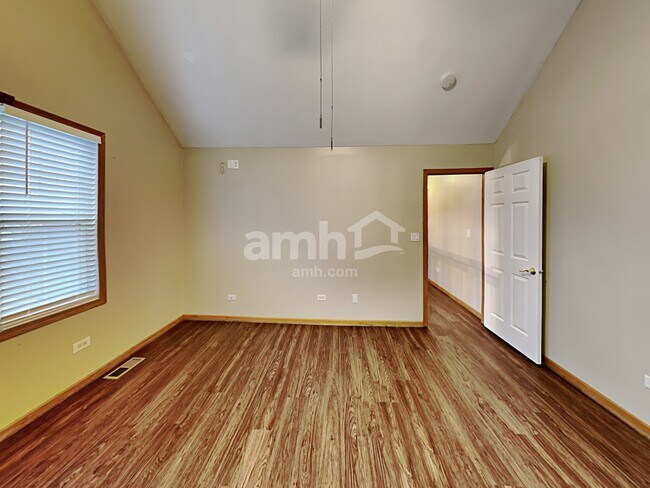 Building Photo - 2615 Heritage Lake Dr