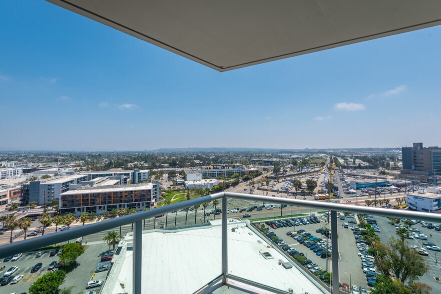 Building Photo - 13600 MARINA POINTE Dr
