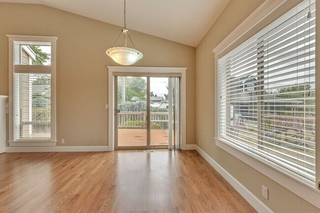 Building Photo - Move In Ready One Level Vaulted Ceiling Home Close to Pacific University!