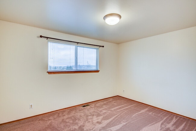 Building Photo - 4 Bed 2 bath Home in the Heart of Oak Harbor