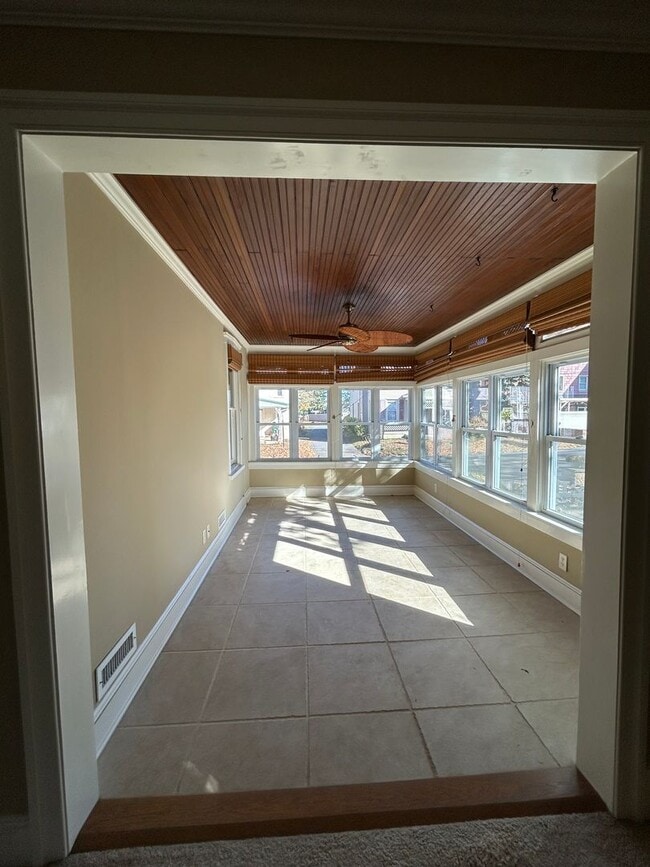 Building Photo - Beautiful, Large 4 Bedroom 1.5 Bath Home in Lancaster with Yard!