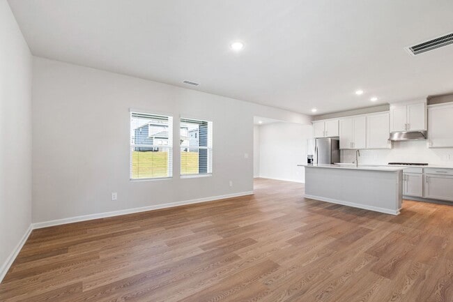 Building Photo - Stunning 3-Bedroom Residence in Oak Manor,...