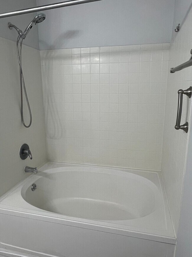 Building Photo - Lovely Condo with Updated Bathrooms and Private View - Summer House