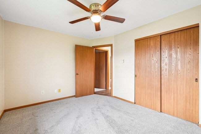 Building Photo - Renovated Private Entry 2 Bedroom Apartment Available!