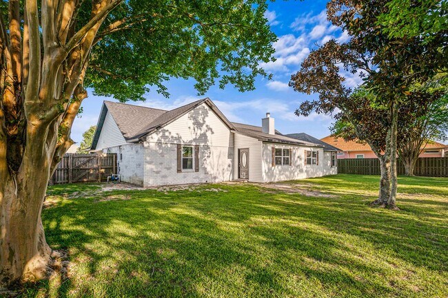 Building Photo - Stunning 4 bedroom with two bonus spaces, ...