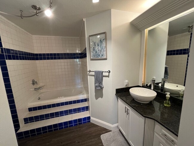 Building Photo - 2 Bed 2 Bath Unfurnished Golf Course Townhouse